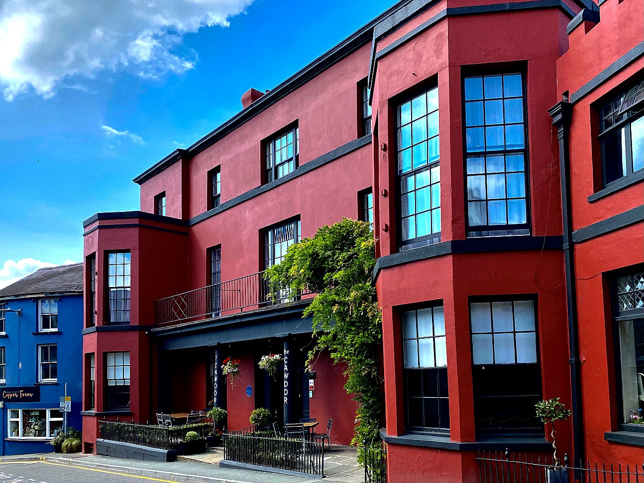 Red frontage of The Cawdor Hotel in Llandeilo